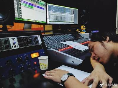 只要不要臉,一個人就是一支隊伍。只要不要臉,你們?nèi)叶际侵谱魅? />
</span>
<span id=