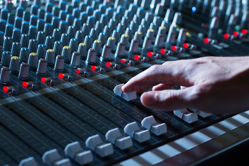 錄音室、調(diào)音臺的專業(yè)音樂制作生活方式免費下載_jpg格式_5472像素_編號43139870